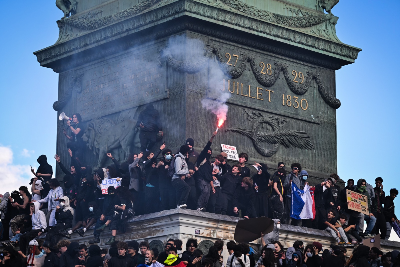 Francia registra nuevas protestas estudiantiles; hay 504 detenidos y 48 policías heridos.