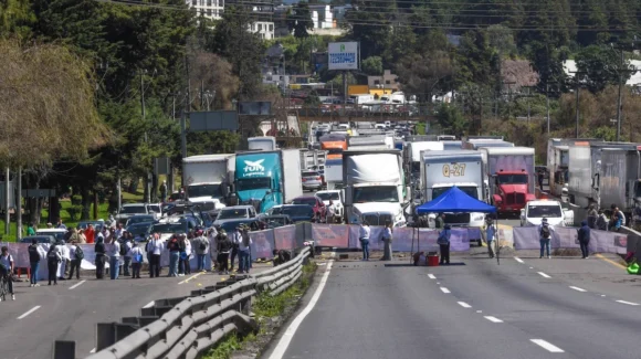 Bloqueo en la México-Toluca cumple 27 horas en Lerma: Hay vuelos perdidos, ausencias laborales y tensión con madres buscadoras
