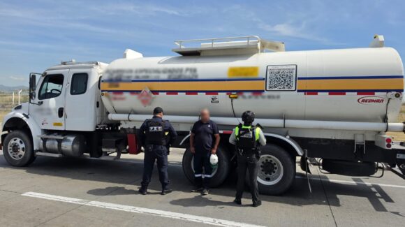 Aseguran en Guanajuato tractocamión con 20 mil litros de presunto huachicol; conductor queda detenido