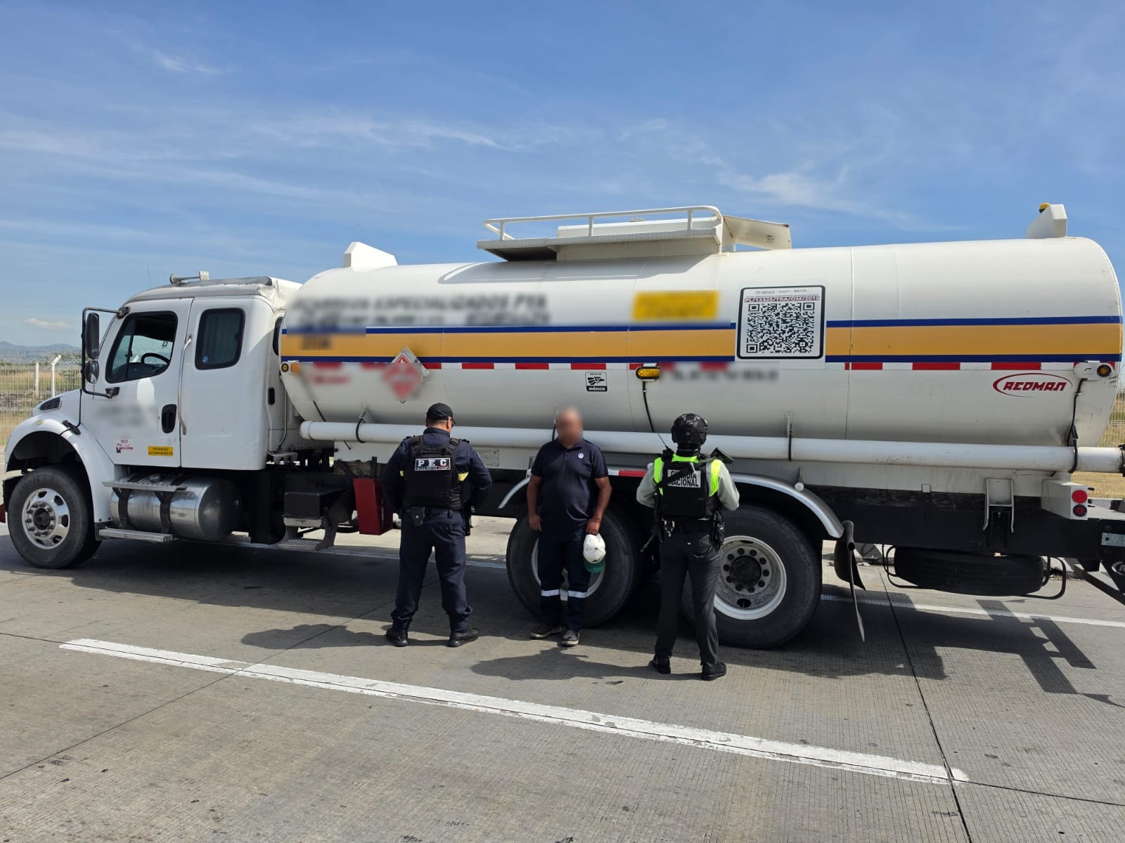 Aseguran en Guanajuato tractocamión con 20 mil litros de presunto huachicol; conductor queda detenido.
