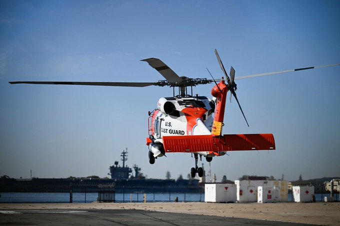 Guardia Costera de EU rescata a 16 personas frente a Baja California y busca a otras 11.