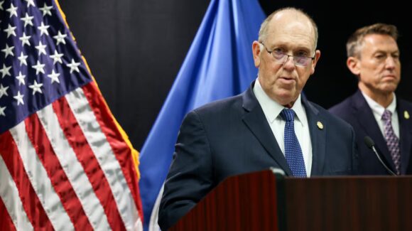 Tom Homan reporta casi 200 mil arrestos migratorios en 4 meses y anticipa más deportaciones en 2027