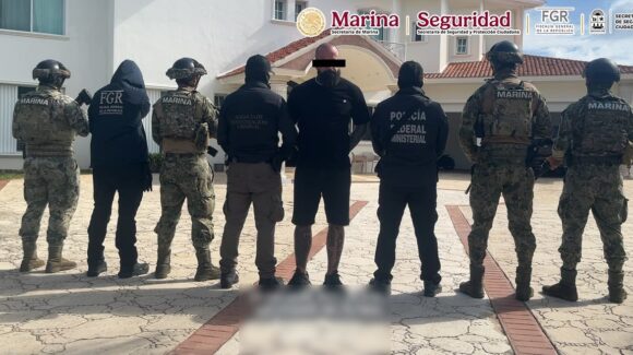 Detienen en Cancún a Robert ‘N’, alias ‘Rob’, presunto líder de Hells Angels; aseguran armas, marihuana y vehículos