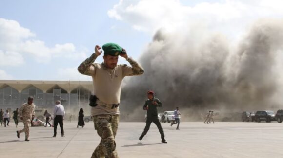 Hutíes lanzan dos misiles contra el aeropuerto de Adén, sede del gobierno de Yemen; reportan que no hubo muertos