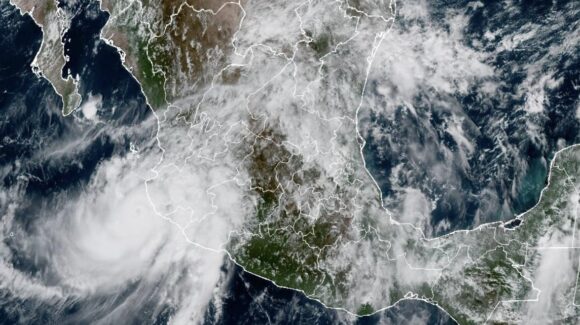 Huracán ‘Simón’ es categoría 2; mantiene en alerta a Jalisco, Nayarit y Sinaloa por lluvias y fuertes vientos
