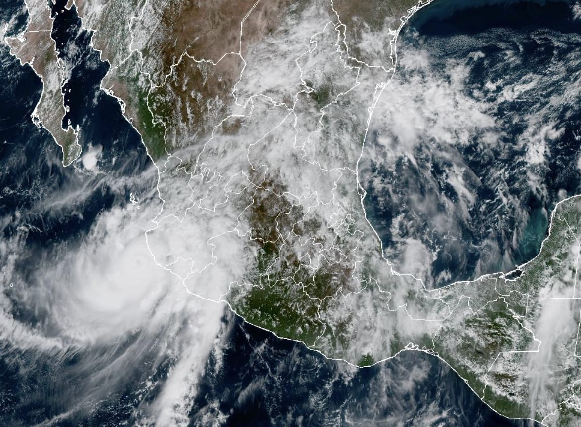 Huracán ‘Simon’ es categoría 2; mantiene en alerta a Jalisco, Nayarit y Sinaloa por lluvias y fuertes vientos.