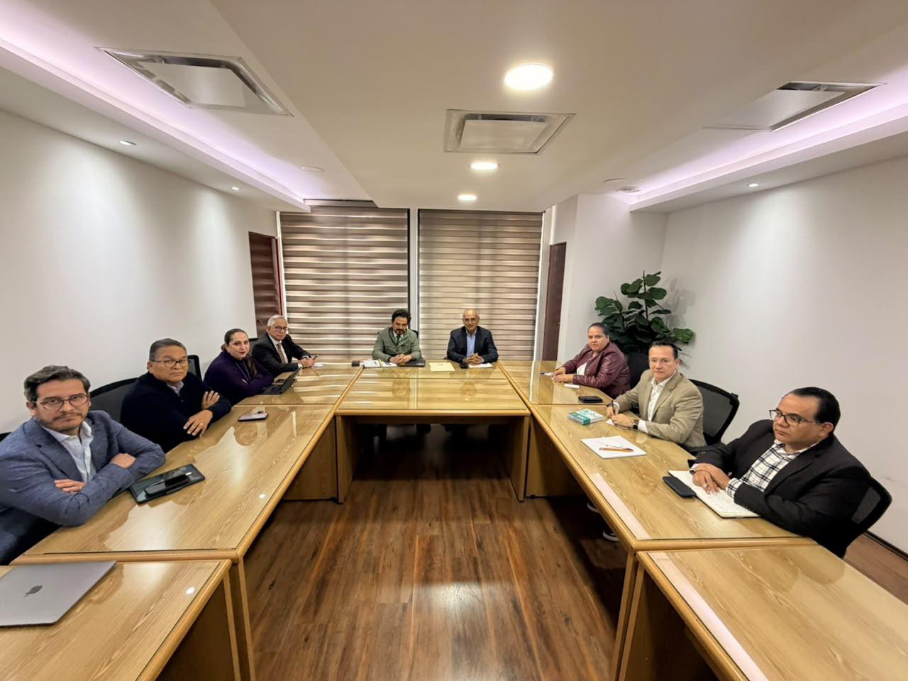 IMSS instala mesa de renegociación salarial con sindicato; trabajadores mantienen protestas.