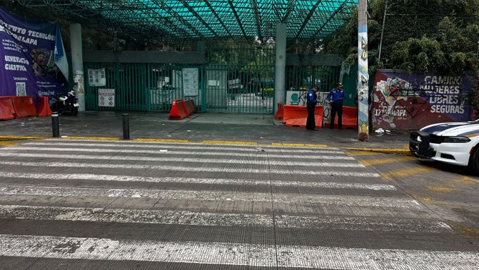 Encapuchados lanzan petardos en el Bachilleres 6 de Iztapalapa; policías resguardan la zona.