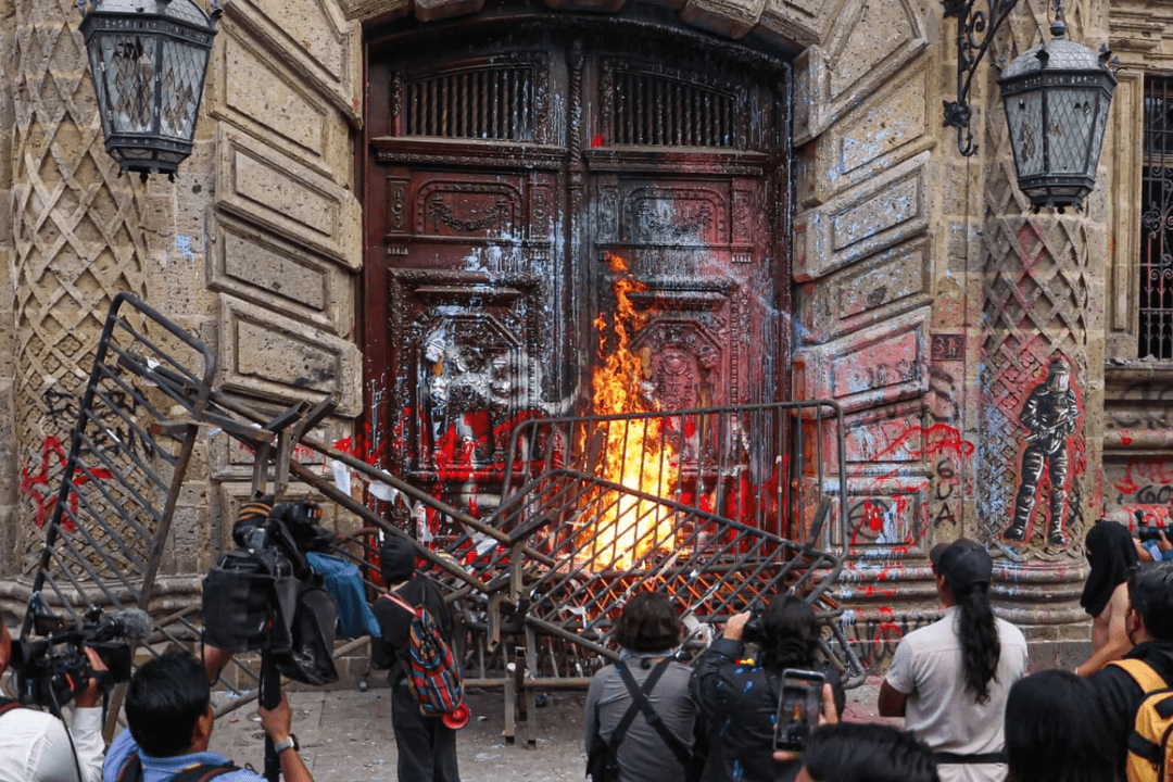 Detienen a 5 tras disturbios e incendios en Congreso de Jalisco y Poder Judicial durante marcha por agua en Guadalajara