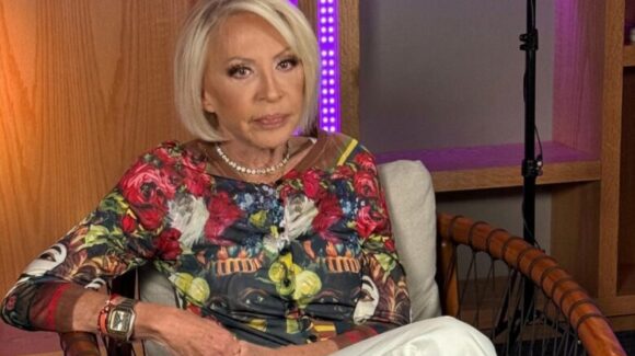 Laura Bozzo sigue en terapia intensiva tras una úlcera gástrica perforada; reportan estado delicado pero estable