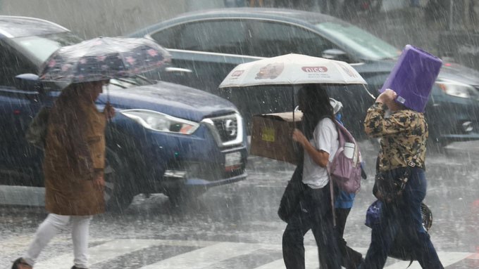 ¡Alerta en CDMX! Lluvias fuertes, granizo y viento provocan caos vial este sábado.