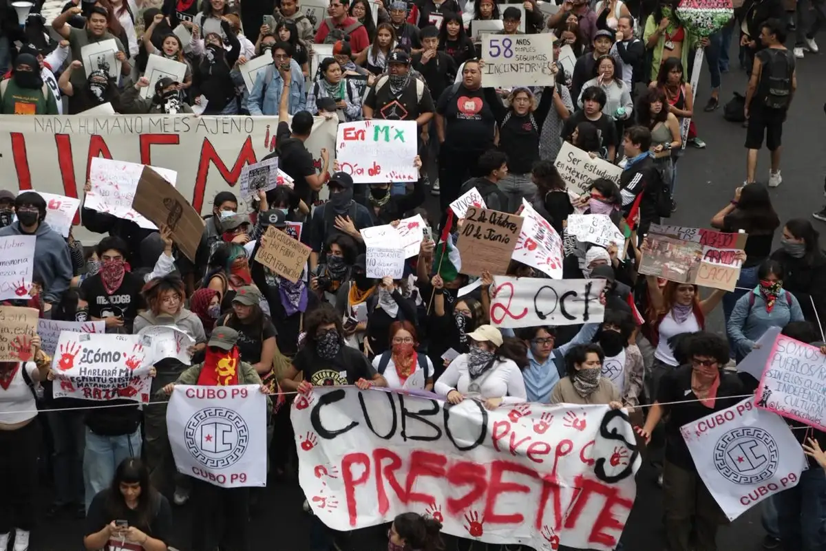 Marcha del 2 de octubre avanza hacia el Zócalo de CDMX entre tensión y enfrentamientos.