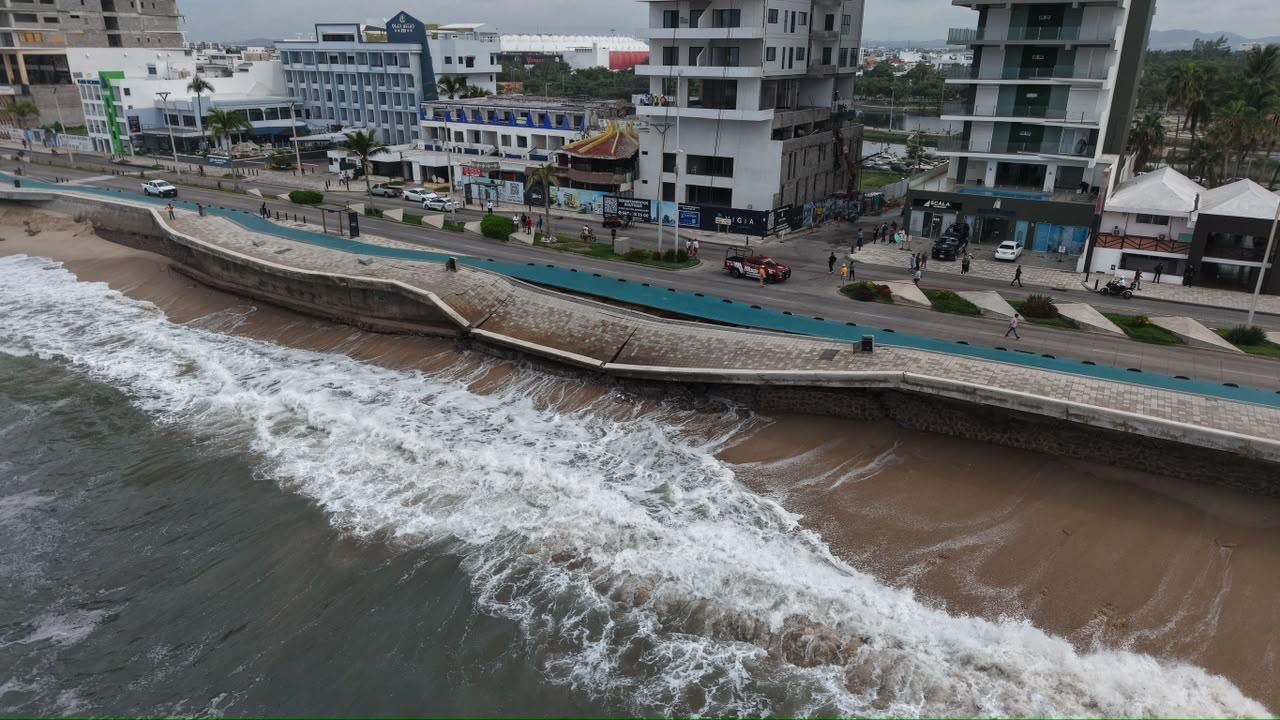 ¡El mar reclama lo suyo! Alto oleaje derrumba una parte del Malecón de Mazatlán.