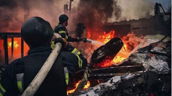 Rusia ataca Kiev y otras 12 regiones de Ucrania horas después de aceptar retomar diálogo de paz