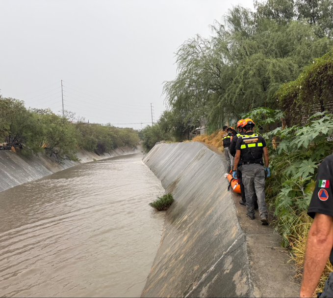 Lluvias en Monterrey dejan dos cuerpos localizados, autos varados y afectaciones en el área metropolitana.
