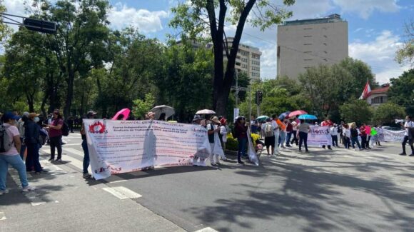 Trabajadores del IMSS bloquean sede nacional en CDMX y amenazan con plantón por alza salarial