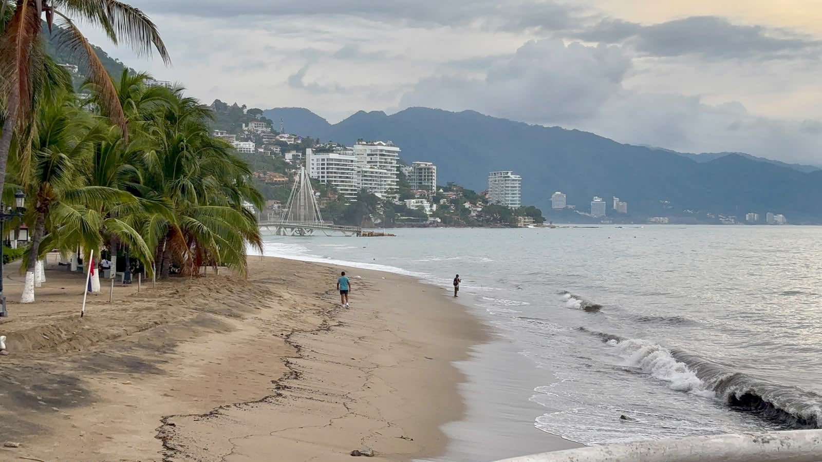 Nayarit aplica ley seca y cierra playas por riesgo del huracán ‘Simon’.