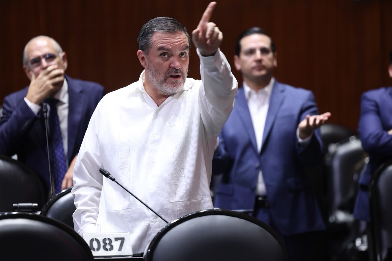 PAN exige a Claudia Sheinbaum atender protestas de médicos del IMSS y pide relevo de Zoé Robledo.