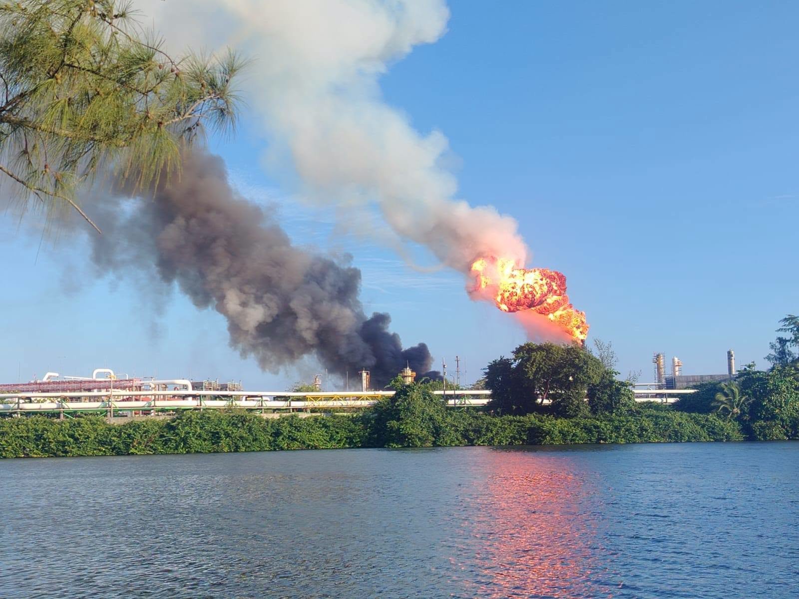 Pemex controla conato de incendio en Dos Bocas, Tabasco; no hubo lesionados ni daños en la instalación.
