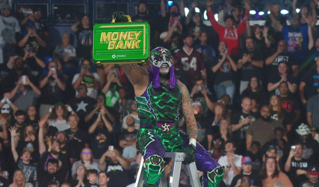 ¡Penta hace historia en WWE! Gana lucha de escaleras en Money in the Bank 2026.