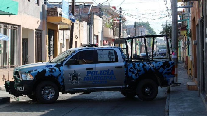 Suspenden a director operativo de la Policía de León, Guanajuato, tras video de presunta agresión a una mujer.