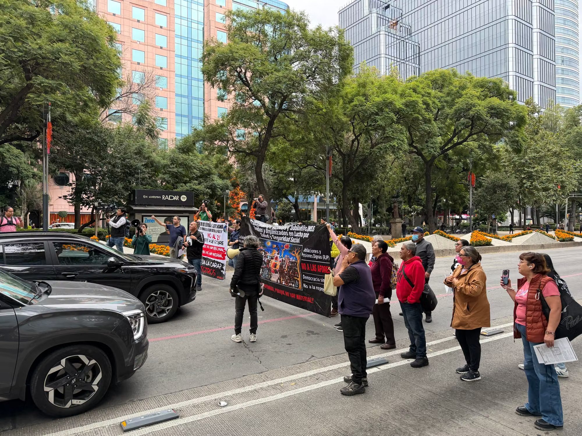 ¡Siguen las manifestaciones! Trabajadores del IMSS Bloquean Paseo de la Reforma en CDMX por demandas laborales.