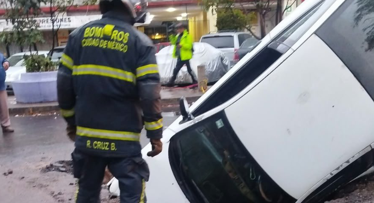 Cae auto en socavón en Tlatelolco; no hay lesionados