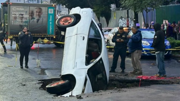 CDMX: Socavón en Tlatelolco provoca caída de un vehículo; sin lesionados