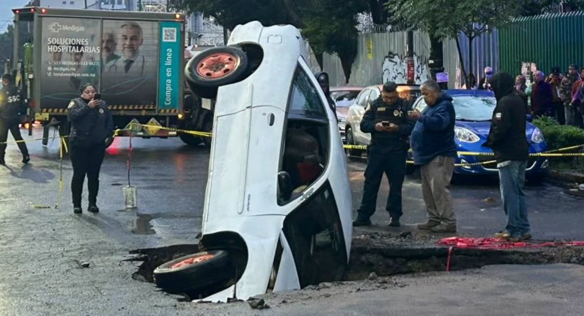 Cae auto en socavón en Tlatelolco; no hay lesionados