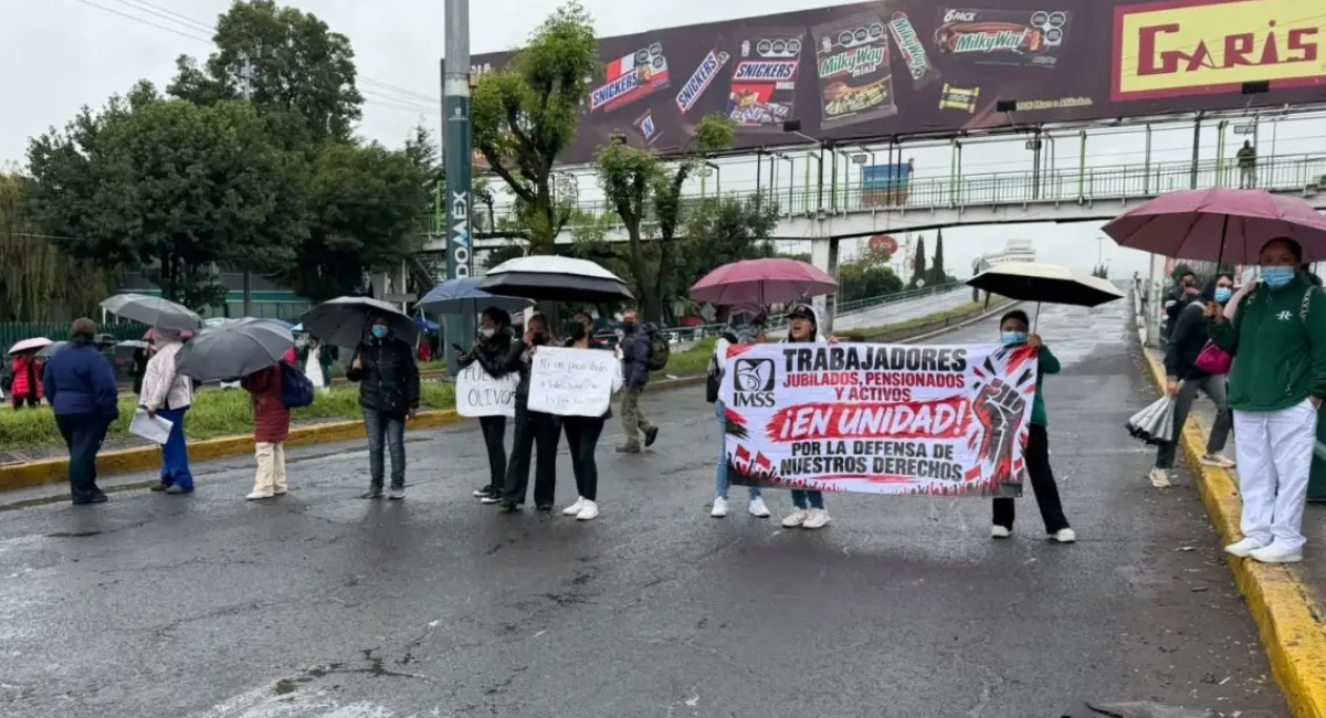 Trabajadores del IMSS bloquean la México-Pachuca y anuncian más protestas