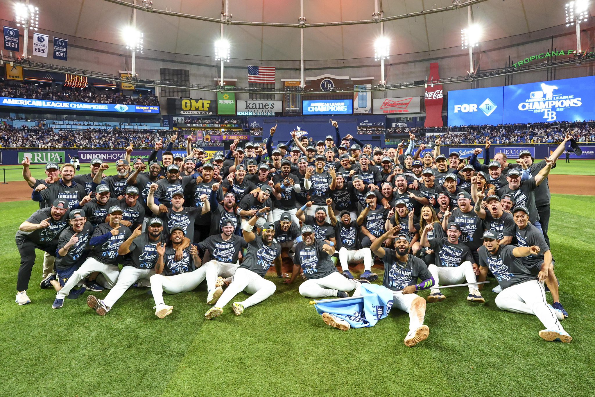 Rays de Tampa Bay avanzan a la Serie Mundial tras vencer a Cleveland; el mexicano Aranda disputará el título.