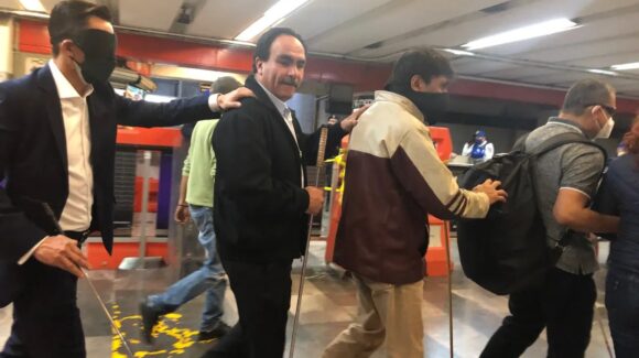 Vendedores invidentes piden espacios en Metro de la Ciudad de México