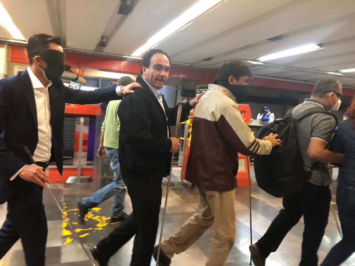 Vendedores invidentes piden espacios en Metro