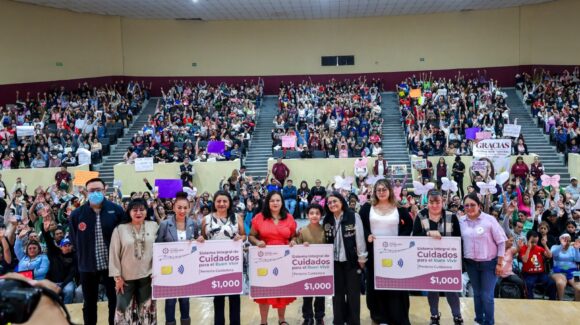 CDMX: Dan apoyos a más de 3 mil cuidadores en Iztapalapa