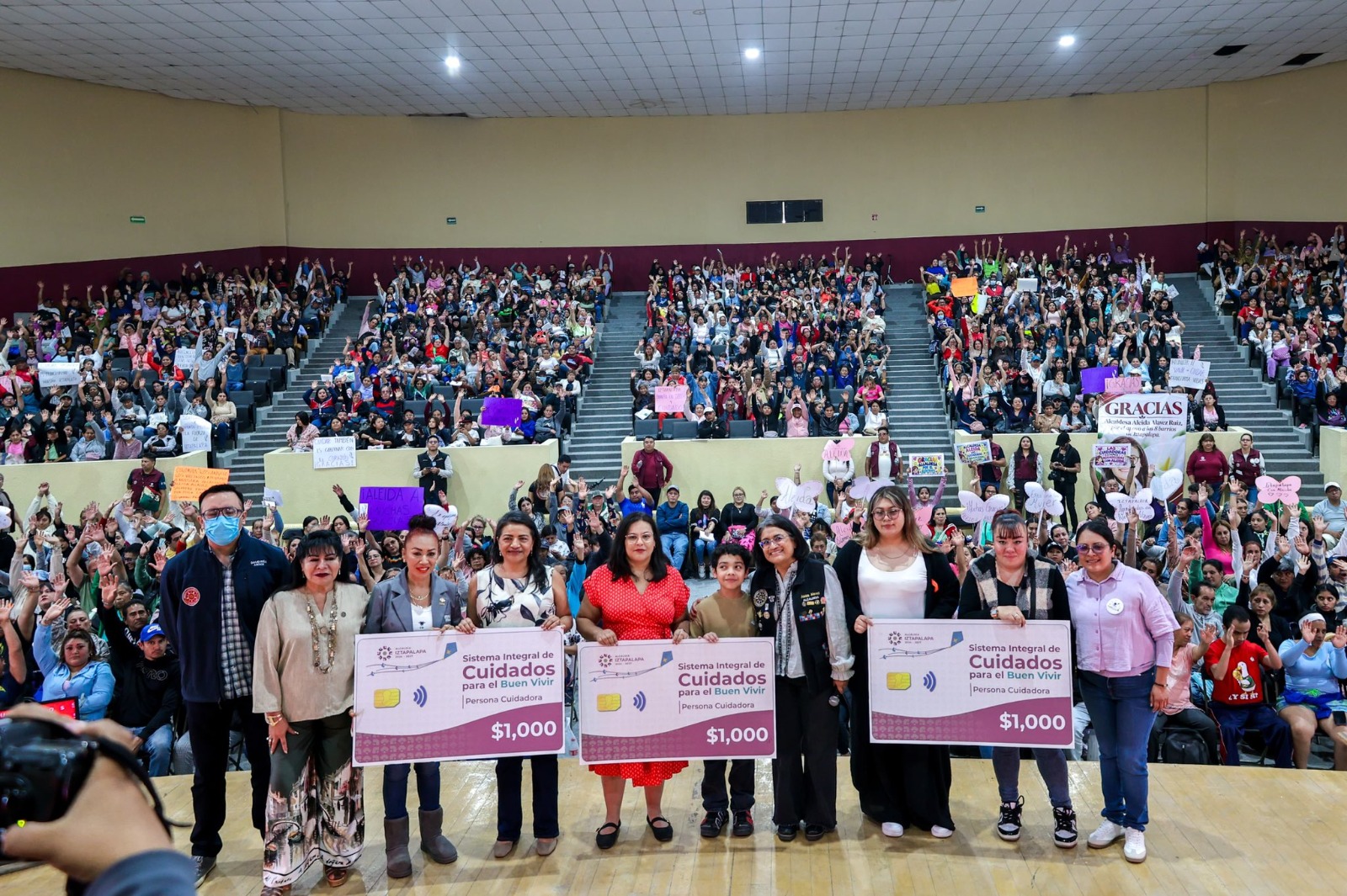 Dan apoyos a más de 3 mil cuidadores en Iztapalapa