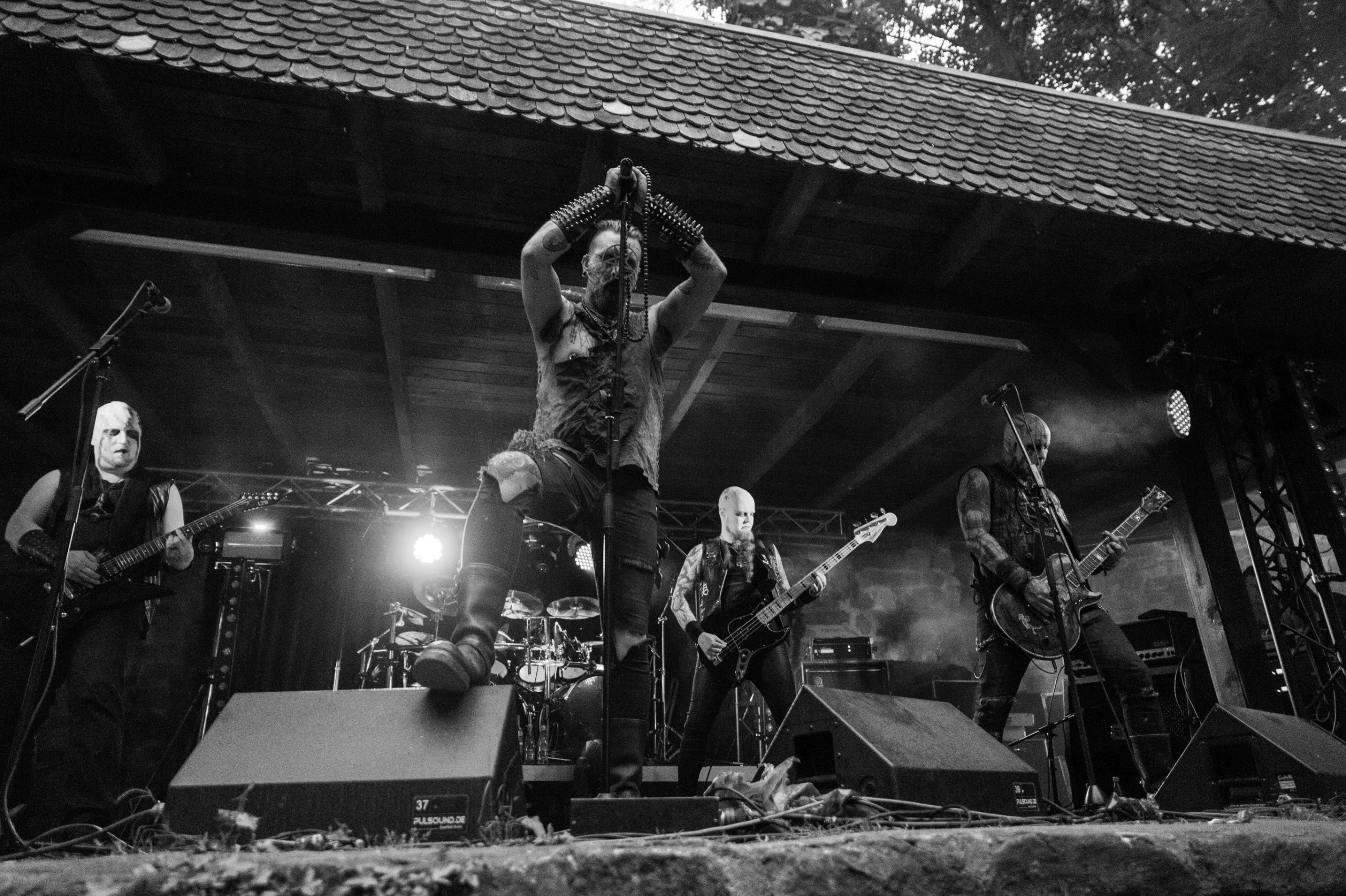 Invitan a noche metalera y de libros en la embajada de Noruega