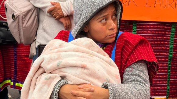 Devuelve FGJ-CDMX niña a mujer triqui al comprobar que era su mamá