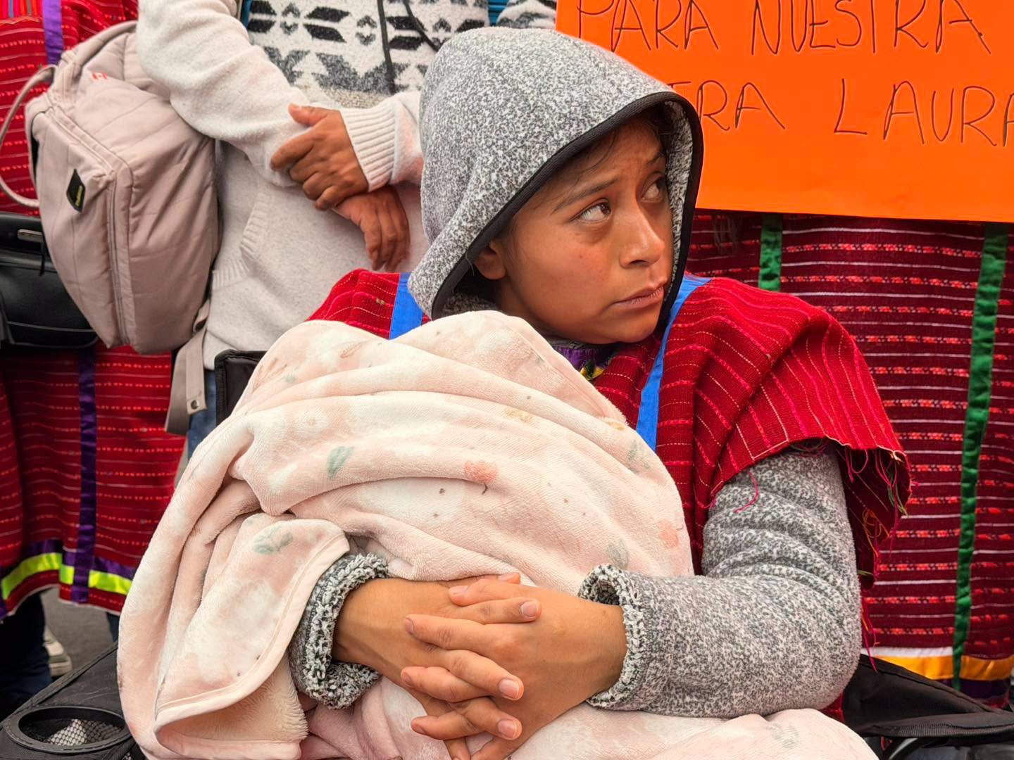 Devuelve FGJ-CDMX niña a mujer triqui al comprobar que era su mamá