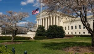 Suprema Corte de EU frena restricciones de Trump a tratamientos médicos para personas trans en prisión
