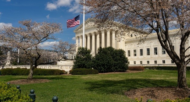 Suprema Corte de EU frena restricciones de Trump a tratamientos médicos para personas trans en prisión.