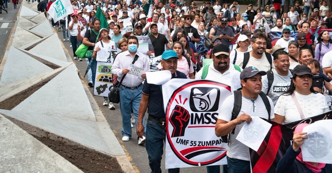 Inconformes del IMSS rechazan aumento salarial y presionan por la salida de Rafael Olivos.