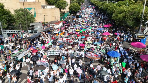 Trabajadores del IMSS marchan en CDMX; piden aumento salarial y exigen destitución sindical
