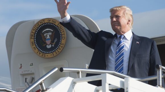 La Casa Blanca vuelve a dejar fuera a CNN de un viaje de Donald Trump en el Air Force One; la cadena advierte acciones legales