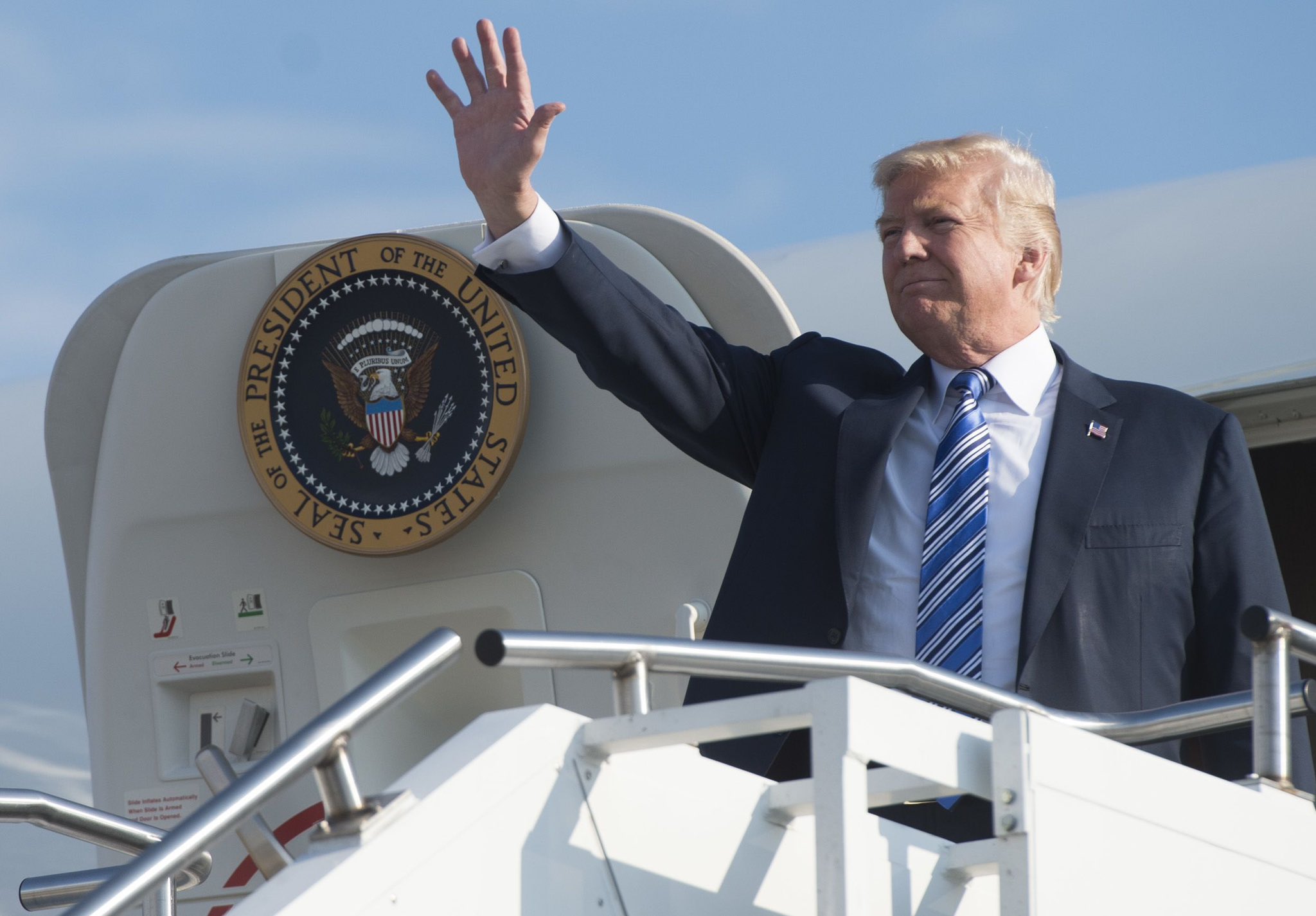 La Casa Blanca vuelve a dejar fuera a CNN de un viaje de Donald Trump en el Air Force One; la cadena advierte acciones legales.