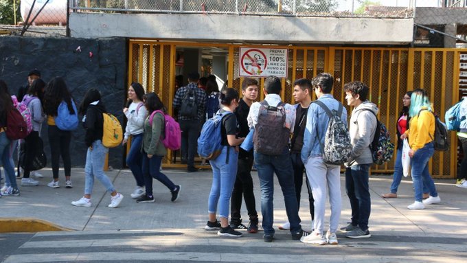 Suspenden actividades en la Prepa 5 de la UNAM tras agresión de encapuchados a estudiantes y personal.