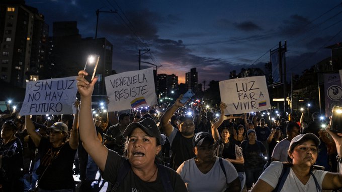Apagones de hasta 8 horas desatan protestas en varios estados de Venezuela.
