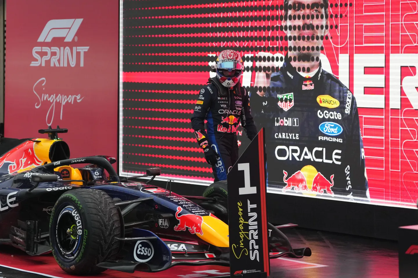 F1: Verstappen logra el doblete con la pole y al ganar la carrera sprint en el GP de Singapur.
