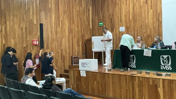 Trabajadores sindicalizados del IMSS exigen transparencia en votación sobre aumento salarial