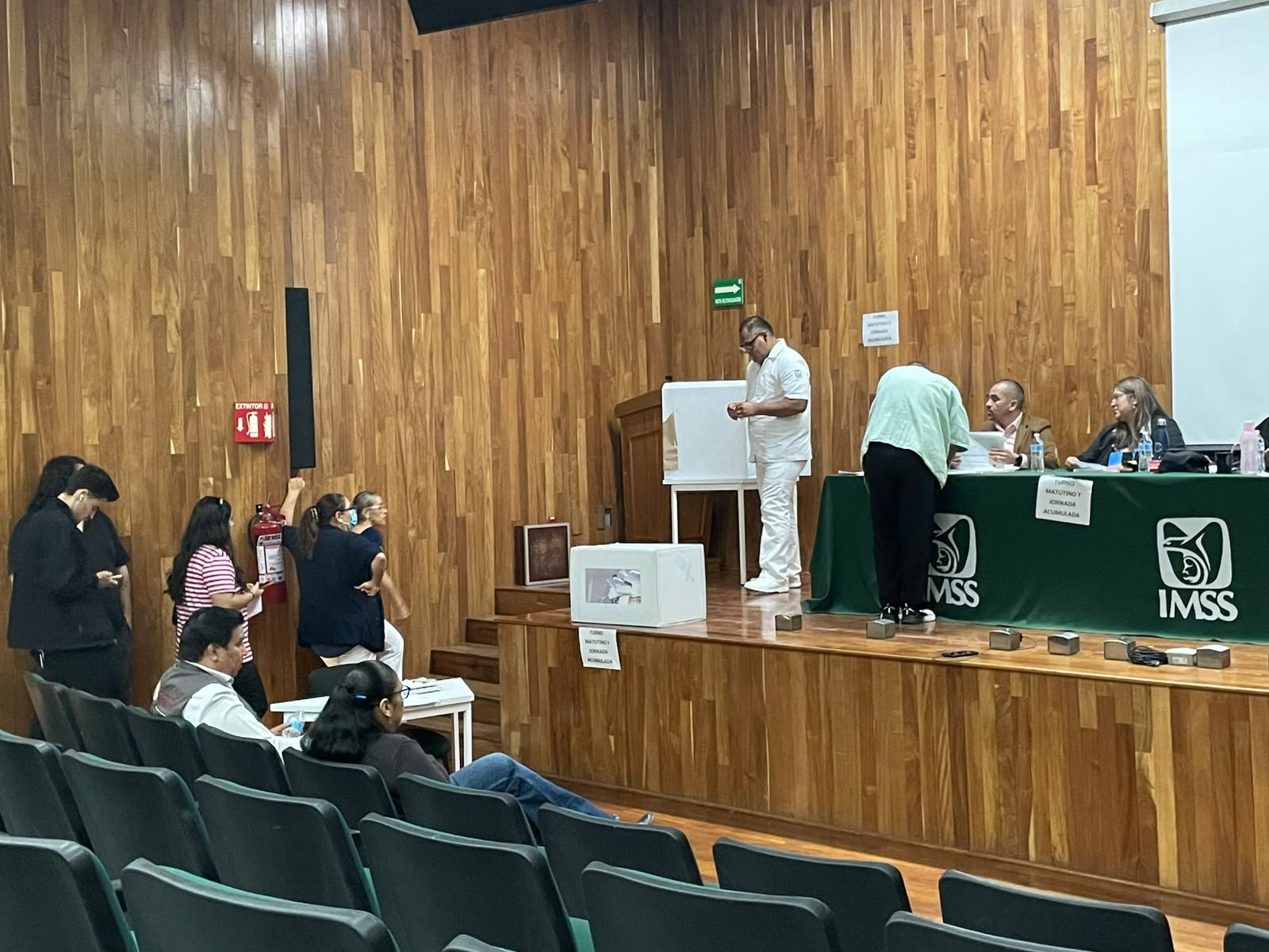 Trabajadores sindicalizados del IMSS exigen transparencia en votación sobre aumento salarial.
