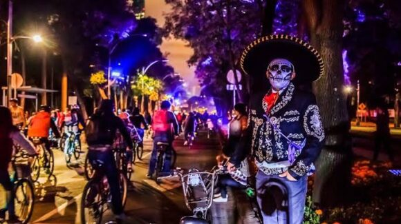 ¡No estaba muerta, andaba en bicicleta! Paseo Nocturno Muévete en Bici 2026: Catrinas y bicicletas en Reforma